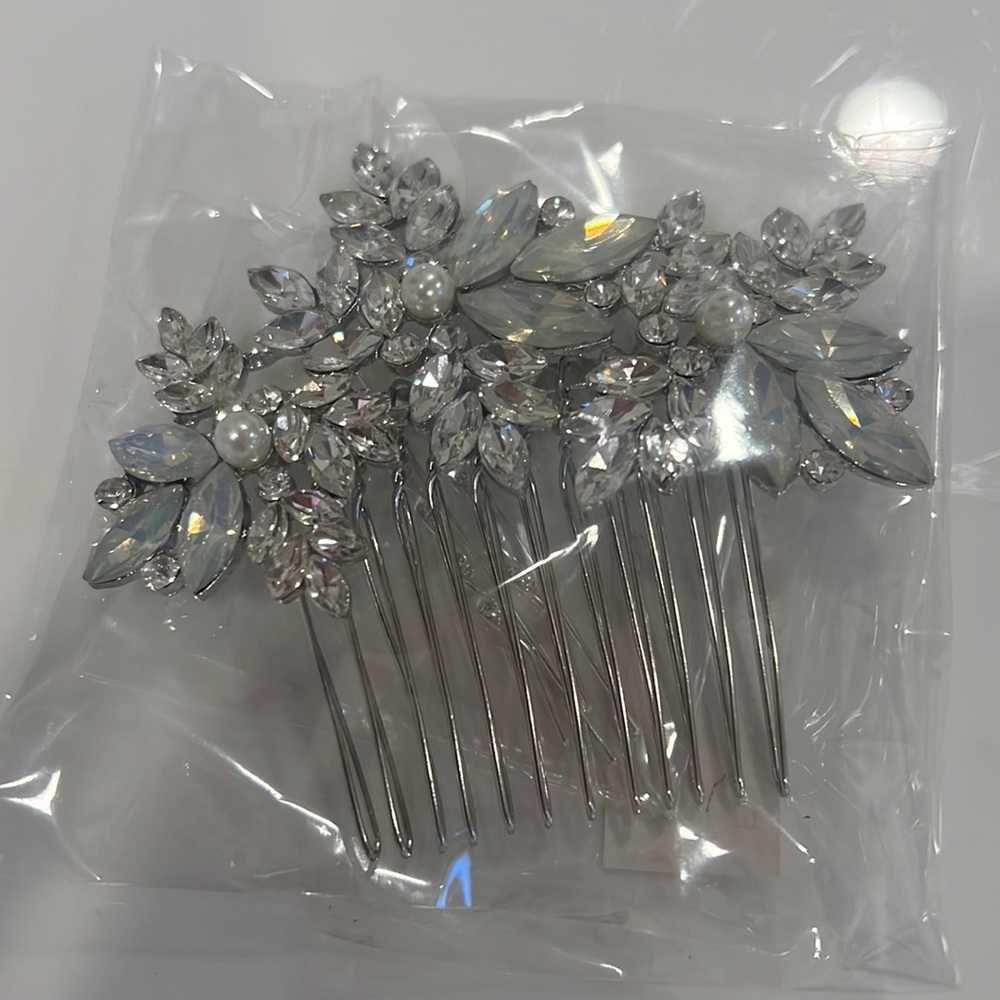 Brand New Floral Pearl & Rhinestone Hair Comb.